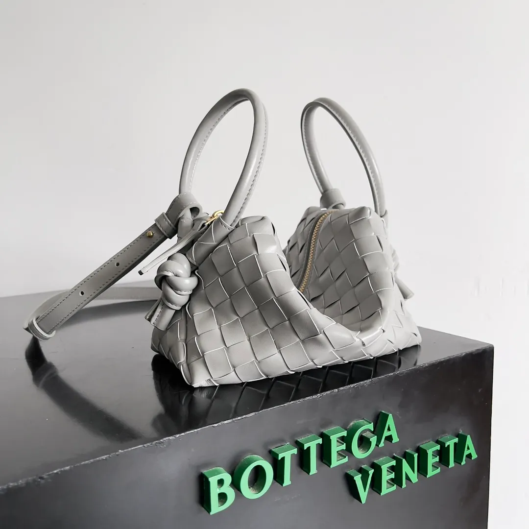 Batch 1360 BOTTEGA VENETA 2024 new loop is here! ! Many girls who like BV have owned the Loop bag. It has a simple appearance, classic weaving, and a compact and lightweight bag shape. This innovation continues the "camera bag" shape. Unlike the traditional Loop bag, which can only be worn as a crossbody bag, this innovation It can be carried by hand or cross-body, satisfying both the concave shape and daily needs. The oversized buckle can be folded and used as a handle. The sultry heat in summer ☀️ usually reduces people's desires. Having a lightweight bag will greatly enhance the happiness of traveling🫧 Style number: 796615 Size: 19*12*9cm